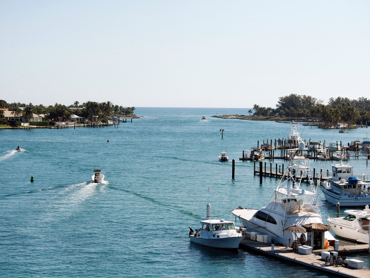Powerboats at the docks and underway on a sunny Florida waterway